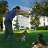 Rencontre amicale  Gif sur Yvette (91) le 25 aot 2007 : Cheyenne est trs intresse par le petit baton que tient Bich-Ty !