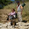 9 juillet 2008, en vacances en Vende : Mes grands-parents, qui nous ont accompagns  la plage, se sont installs dans la dune. Yukari fait des alles-retour entre la plage et l'endroit o ils se trouvent, en bonne petite bergre veillant sur tout son troupeau. ;)