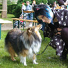 18 mai 2008, festival médiéval de St Maur. Entre chien et chat : Yukari pose avec la jeune artiste Tilia Weevers. :)