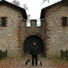 14 novembre 2008, Bad Hombourg (Allemagne). Manveru et les miss devant une entr�e du Saalburg. :)