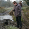 28 d�cembre 2008 � la Rochefoucauld (Charente), chez mes grands-parents. Nous arrivons � un passage � gu� emprunt� par les tracteurs. Lorelei est attir�e par l'eau ! :)